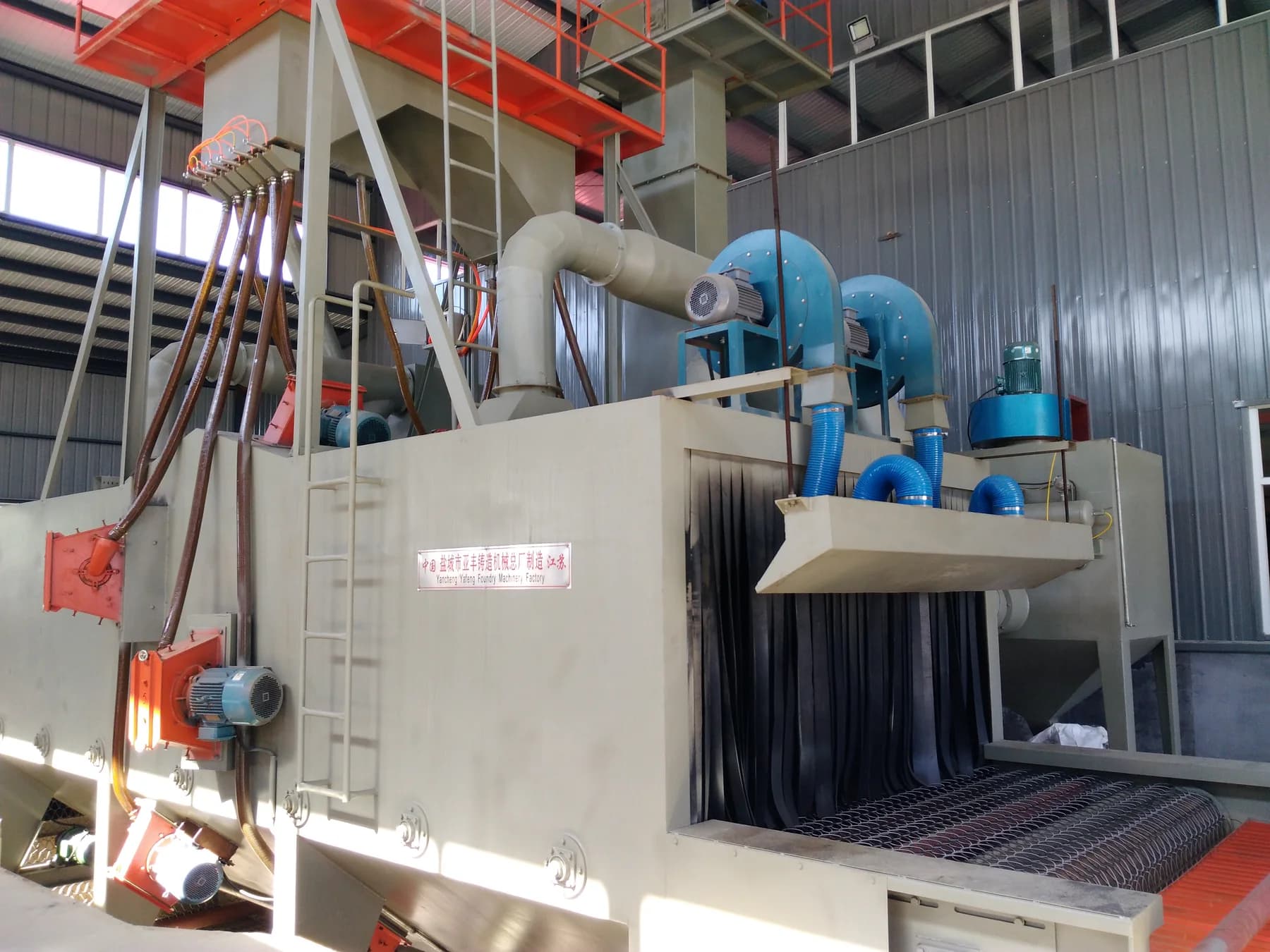 Large industrial surface-treatment system with extraction equipment