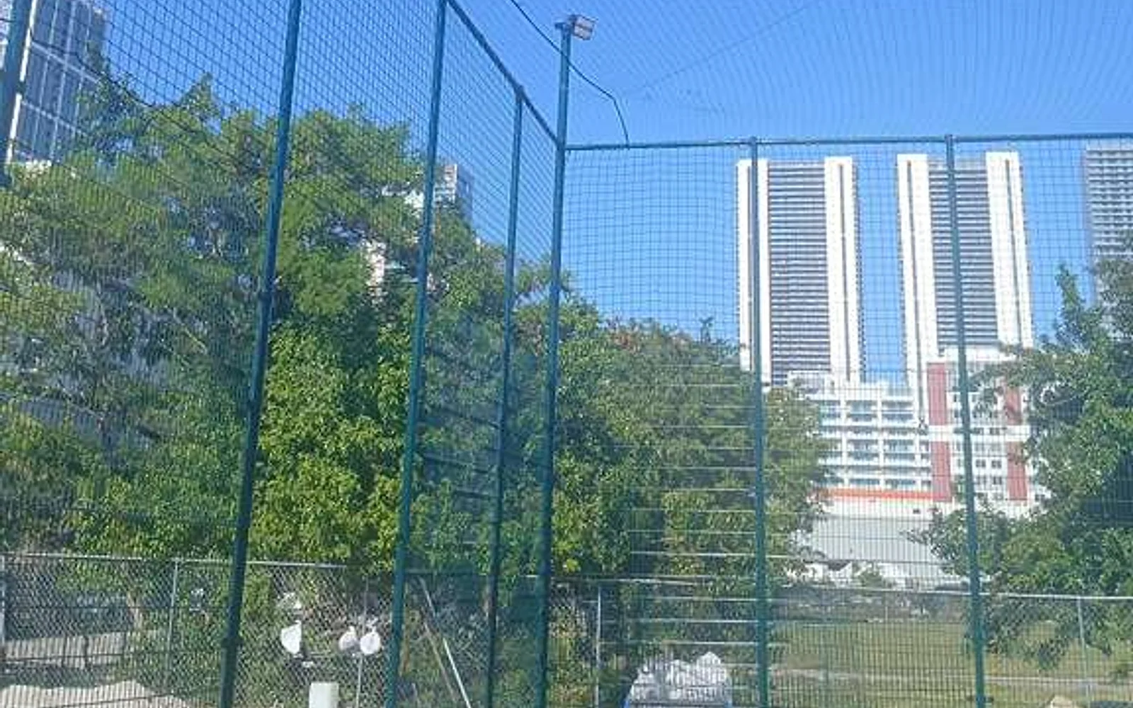 Tall side enclosure and overhead containment net at the United States facility