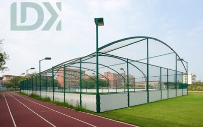专业LDK Cagefoot系统安装，采用高品质围栏及人造草坪，专为户外运动设施打造。